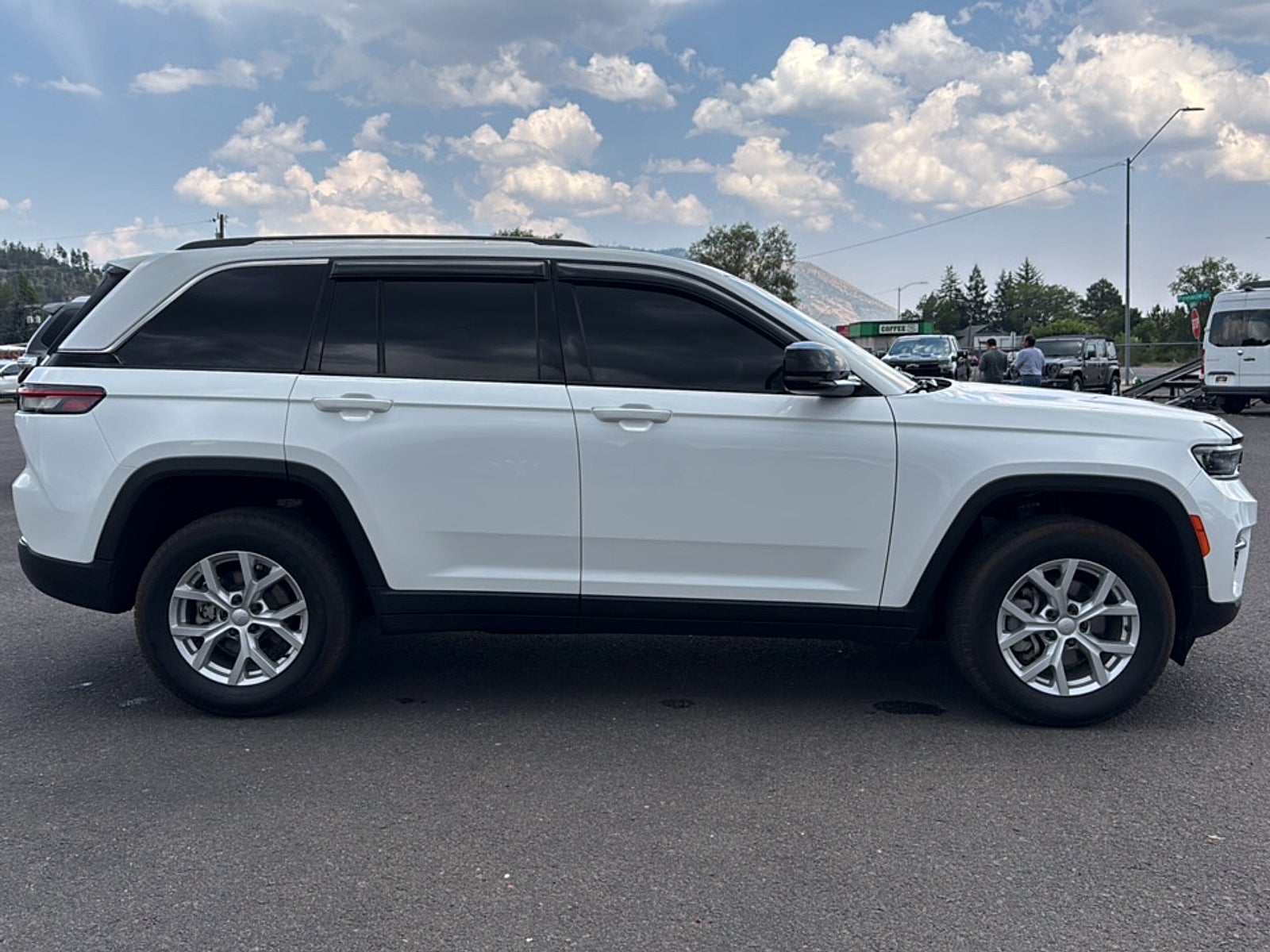 2023 Jeep Grand Cherokee Base