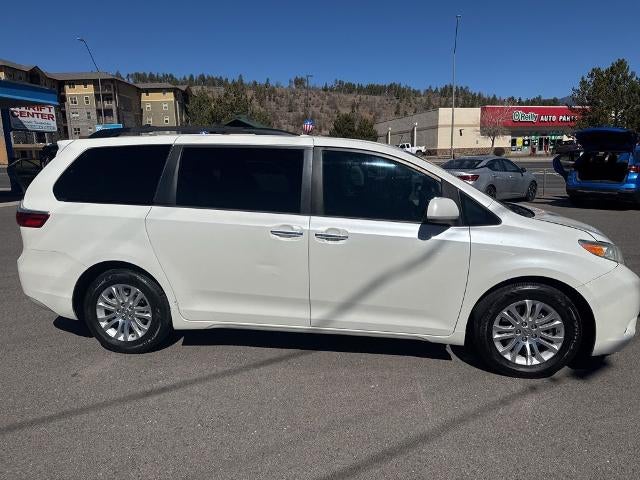 2017 Toyota Sienna XLE Premium 8 Passenger
